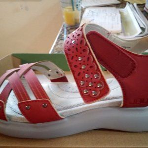 Doesn't have sides, so my foot without an arch falls out